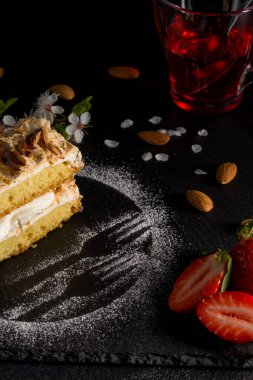 Norveç pastası. Kremalı, kremalı ve bademli. Koyu arkaplan.