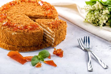 Ballı kek. Ev yapımı pişirme konsepti. Keki kes ve dilimle. Ev yapımı ballı kek.