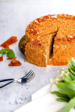 Ballı kek. Ev yapımı pişirme konsepti. Keki kes ve dilimle. Ev yapımı ballı kek.