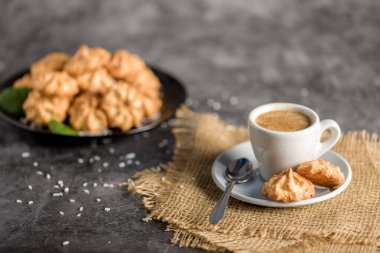 Gri arka planda ev yapımı hindistan cevizi kurabiyeleri. Sağlıklı gıda konsepti. Şekerleme reklamları için.