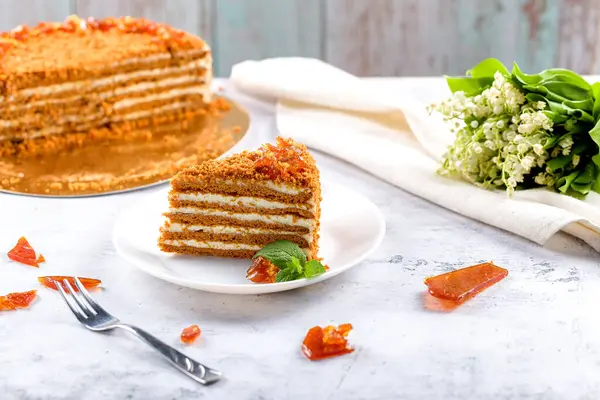 Ballı kek. Ev yapımı pişirme konsepti. Keki kes ve dilimle. Ev yapımı ballı kek.