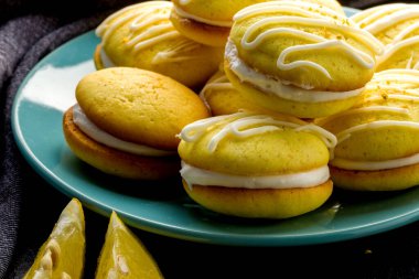 Ev yapımı limonlu kurabiye. Fransız tatlı sarı kurabiyeler..