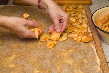 Elmalı Turta Yapım Süreci. Çizikle Elmalı Turta Nasıl Yapılır