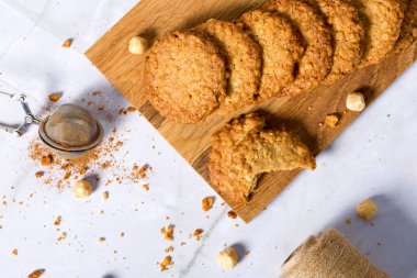 Fındıklı yulaflı kurabiye. Düz yatıyordu. Beyaz arka plan. Ev yemeği konsepti