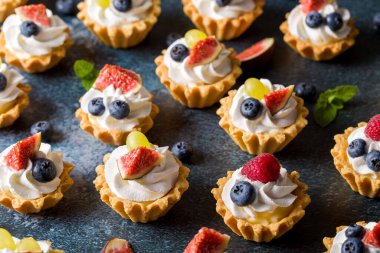 Karamelli meyve sepeti. Krem şanti, taze meyve, incir, üzümlü ahududu.