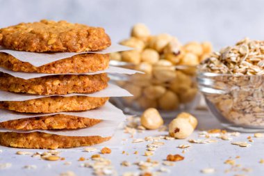 Fındıklı yulaflı kurabiye. Beyaz arka plan. Ev yemeği konsepti