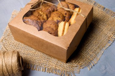 Karton bir kutuda satılık yulaflı kurabiye karışımı. Ev yapımı fırın.