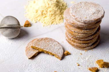 Mısır gevreğinde vanilyalı kurabiye. Ev yapımı konsept. Hafif arkaplan. Yakın plan.