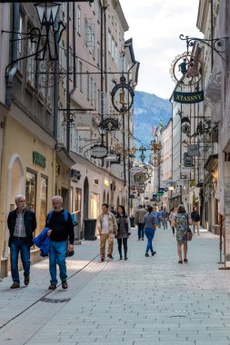 SALZBURG, AUSTRIA - 19 Mayıs 2019: Bu eski bir bahar akşamı Getreidegasse yayası caddesi.