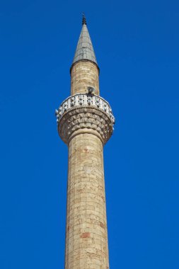 NEVSEHIR, TURKEY - 3 Ekim 2020: Bu küçük bir caminin tipik bir modern minaresinin tasarımı.