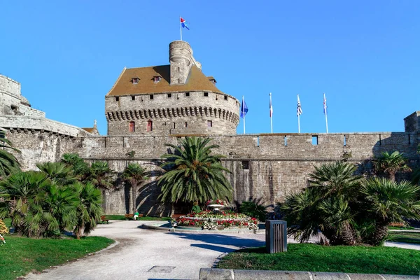 stock image SAINT MALO, FRANCE - SEPTEMBER 3, 2019: This is the donjon of the castle of the Duchess Anna behind the ancient walls of the city.