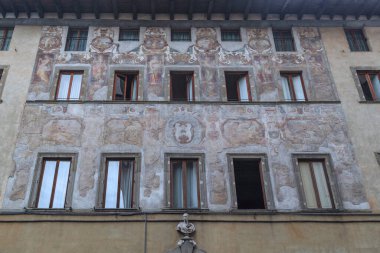 FLORENCE, ITALY - 13 Eylül 2018: Bunlar şehrin tarihi merkezinde bir evin ön cephesinde bir ortaçağ freskinin kalıntıları.
