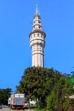 İSTANBUL, TURKEY - 14 Eylül 2017: Beyazit Kulesi, 19. yüzyılın başlarında, Neo-Osmanlı mimarisi tarzında bir hediye gözleme kulesi olarak beyaz mermerden inşa edilmiştir..