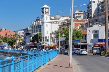 KUSADASI, TURKEY - 2 Haziran 2021: Bu deniz kenarı kasabasının tarihi merkezindeki dolgu..