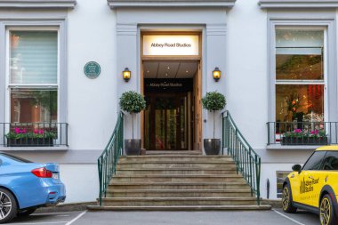 LONDON, GREAT BRITAIN - 17 Mayıs 2014: Burası Beatles 'ın şarkılarını kaydettiği ünlü Abbey Road Stüdyolarının girişi..