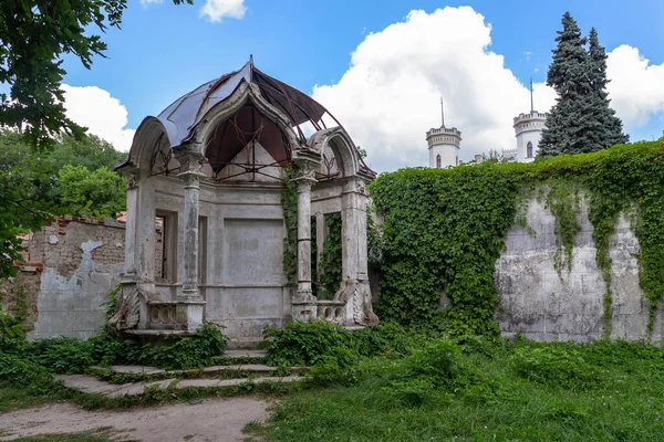 SHAROVKA, UKRAINE - 24 Temmuz 2021: Bu Sharovka malikanesinde harap olmuş bir park çardağı (19. yüzyıl)).