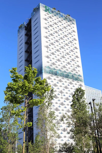 Barcelona Hiszpania Maj 2017 Jeden Nowoczesnych Wieżowców Niezwykłą Fasadą Ogrodem — Zdjęcie stockowe