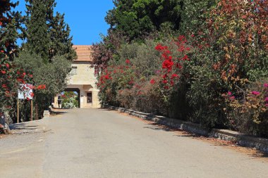 LATRUN, ISRAEL - 18 Eylül 2017 Trappist Manastırı 'nın parkına açılan geçit kapısı..