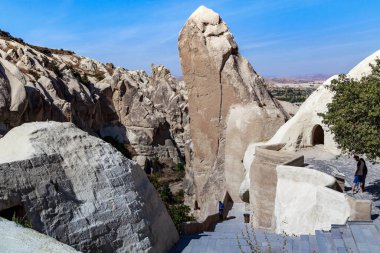 GOREME, TURKEY - 4 Ekim 2020 Bunlar eski Hristiyan manastırının açık hava müzesindeki mağara hücreleri ve kiliseleriyle volkanik kökenli tuff kayaları..