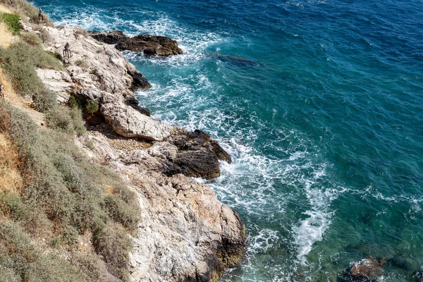 Este Mar Surfar Perto Costa Rochosa — Fotografia de Stock