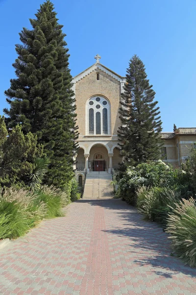 LATRUN, ISRAEL - 18 Eylül 2017: bu Trappist manastırı kilisesinin ön cephesine bir ara sokak.