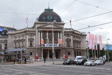 VİANNA, AUSTRIA - 16 Mayıs 2019 Burası Volkstiyatro binasının ön cephesi.