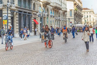 MILAN, ITALY - 17 Mayıs 2018: bu yayalar ve motorcularla şehir merkezindeki Dante Caddesi.