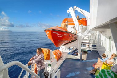 PORTO SANTO, PORTUGAL - 26 Ağustos 2021: Tanımlanamayan yolcular bir deniz feribotunun güvertesinde okyanus yolculuğunun tadını çıkarıyorlar.