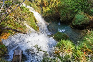 PLITVICE, CROATIA - 13 Eylül 2016: Bu Plitvice Gölleri Ormanı Ulusal Doğa Rezervi 'ndeki göl ve şelalelerden birinin havadan görünüşü.