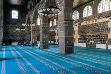 DIYARBAKIR, TURKEY - 9 Ekim 2020: Burası Türkiye 'nin en eski camilerinden biri olan Büyük Cami' deki namaz salonu.