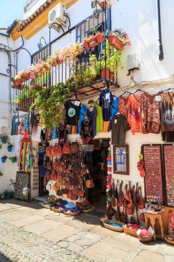 CORDOBA, İSPAN - 23 Mayıs 2017: Burası eski Yahudi mahallesinin (Juderia) bir hatıra dükkanına dönüştürülmüş sokaklarından biri..