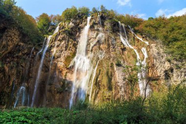 PLITVICE, CROATIA - 13 EPTEMBER 2016: Bu, Plitvice Irmağı ve Korana Nehri 'nin Plitvice Gölleri Doğa Koruma Alanı' ndaki kesişiminde yer alan büyük bir şelale..