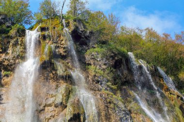 PLITVICE, CROATIA - 13 Eylül 2016: Bu Plitvice Irmağı ve Korana Nehri 'nin Plitvice Gölleri Doğa Koruma Alanı' ndaki kesişiminde büyük şelalenin bir parçası.