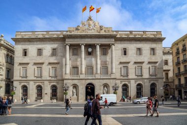 BARCELONA, İSPAN - 10 Mayıs 2017: Saint Jaume Meydanı 'ndaki belediye binasının tarihi binası.