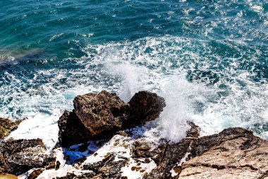Bu kayalıklardaki bir deniz sörfü..