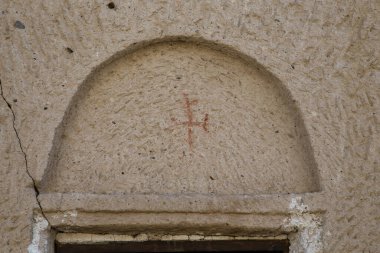 GOREME, TURKEY - 4 Ekim 2020 Bunlar açık hava müzesinde bir mağara kilisesine oyulmuş bir mağara kilisesinin girişinde muhafaza edilmiş Hristiyan haçı..