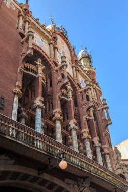 BARCELONA, SPAIN - 10 Mayıs 2017: Bu sanat Nuovo mimarisinin bir başyapıtı olan Katalan Müzik Sarayı 'nın sokak cephesi.