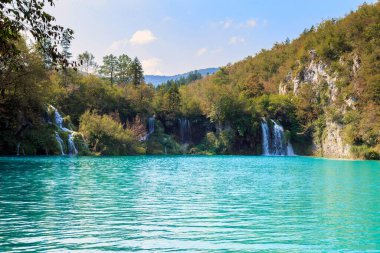 PLITVICE, CROATIA - 13 Eylül 2016: Bu Plitvice Gölleri Ulusal Doğa Koruma Alanında şelalesi olan alışılmadık renk göllerinden biridir.