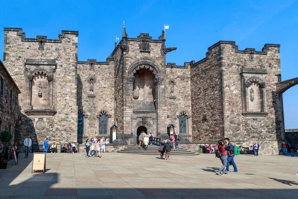 EDINBURG, GREAT BRITAIN - 10 Mayıs 2014: Bu Edinburgh Kalesi 'ndeki İskoç Ulusal Savaş Anıtı' nın girişi ve cephesi.