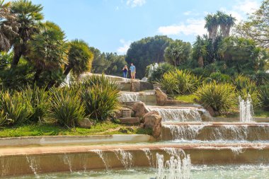 BARCELONA, SPAIN - 11 Mayıs 2017: Bu Montjuic 'teki Mirador de l' Alcalde Gardens 'da bulunan yapay bir su çağlayanı..