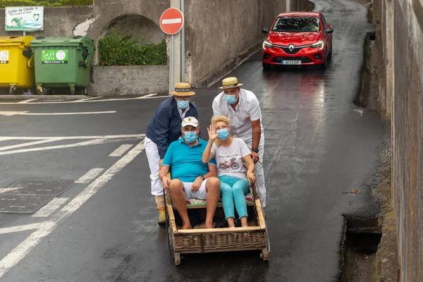 Funchal Portugalia Sierpnia 2021 Niezidentyfikowana Para Jest Witana Ulicy Wiklinowych — Zdjęcie stockowe