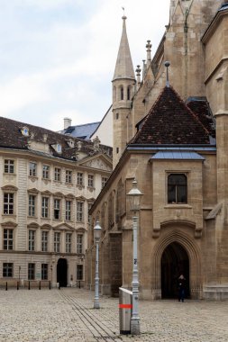 VIENNA, AUSTRIA - 16 Mayıs 2021: Bu Azınlıklar Kilisesi 'nin dış duvarı boyunca uzanan kemerli bir galerinin girişi (Minoritenkirche).