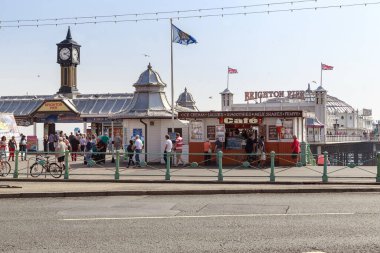 BRIGHTON, GREAT BRITAin - 16 Eylül 2014: Brighton Pier Lunaparkı girişi.