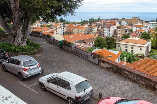 FUNCHAL, PORTUGAL - 25 Ağustos 2021: Bu, şehrin sahil kesimindeki eski şehir ve modern otel binalarının yoğun bir binasıdır..