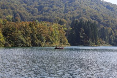 PLITVICE, CROATIA - 13 Eylül 2016: Bu sonbahar sezonu boyunca Plitvice Gölleri Ulusal Doğa Koruma Alanında Kozjak Gölü 'nde tekne gezisi.