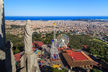 BARCELONA, İSPAN - 13 Mayıs 2017 Tibidabu Dağı 'ndaki Kutsal Kalp Tapınağı' nın yüksekliğinden şehrin bir manzarası..