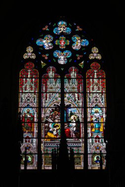 VIENNA, AUSTRIA - 16 Mayıs 2019: Bu, ortaçağ gotik Minorite Kilisesi 'nin (Minoritenkirche) içindeki vitray camlarından biridir.).