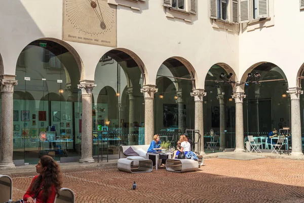 意大利 2018年5月10日 身份不明的人正在Tetra Piccolo Teatro Grassi的历史性庭院里的一家咖啡馆里休息 — 图库照片