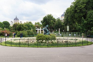 VİANNA, AUSTRIA - 16 Mayıs 2019: bu Volksgarten Park girişindeki çeşme.