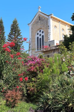 LATRUN, ISRAEL - 18 Eylül 2017 Burası bir park ve Trappist Manastırı Kilisesi.